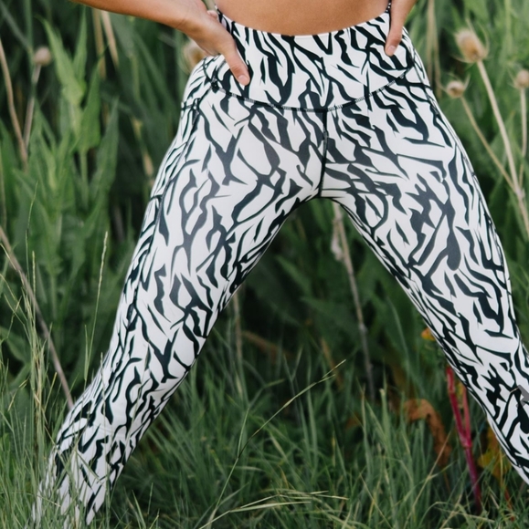 Zyia Safari Pocket Brilliant High-Rise 7/8 24" Perfect Condition! - Picture 2 of 5